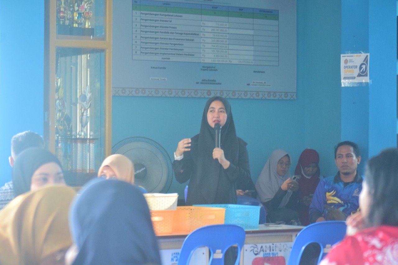 Foto Kepala Sekolah, Jathu Roswita, S.Pd.