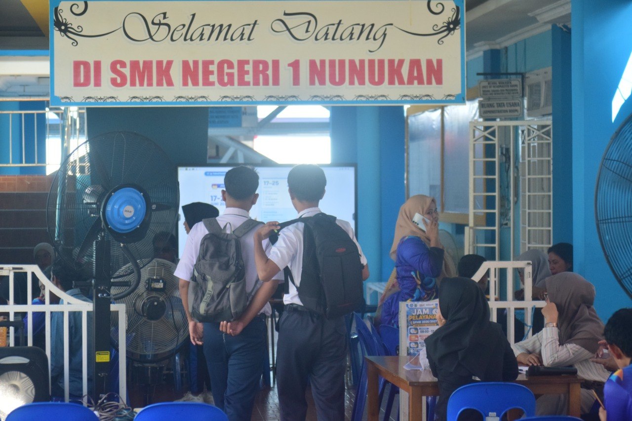 Foto calon murid baru berjalan di tempat pendaftaran