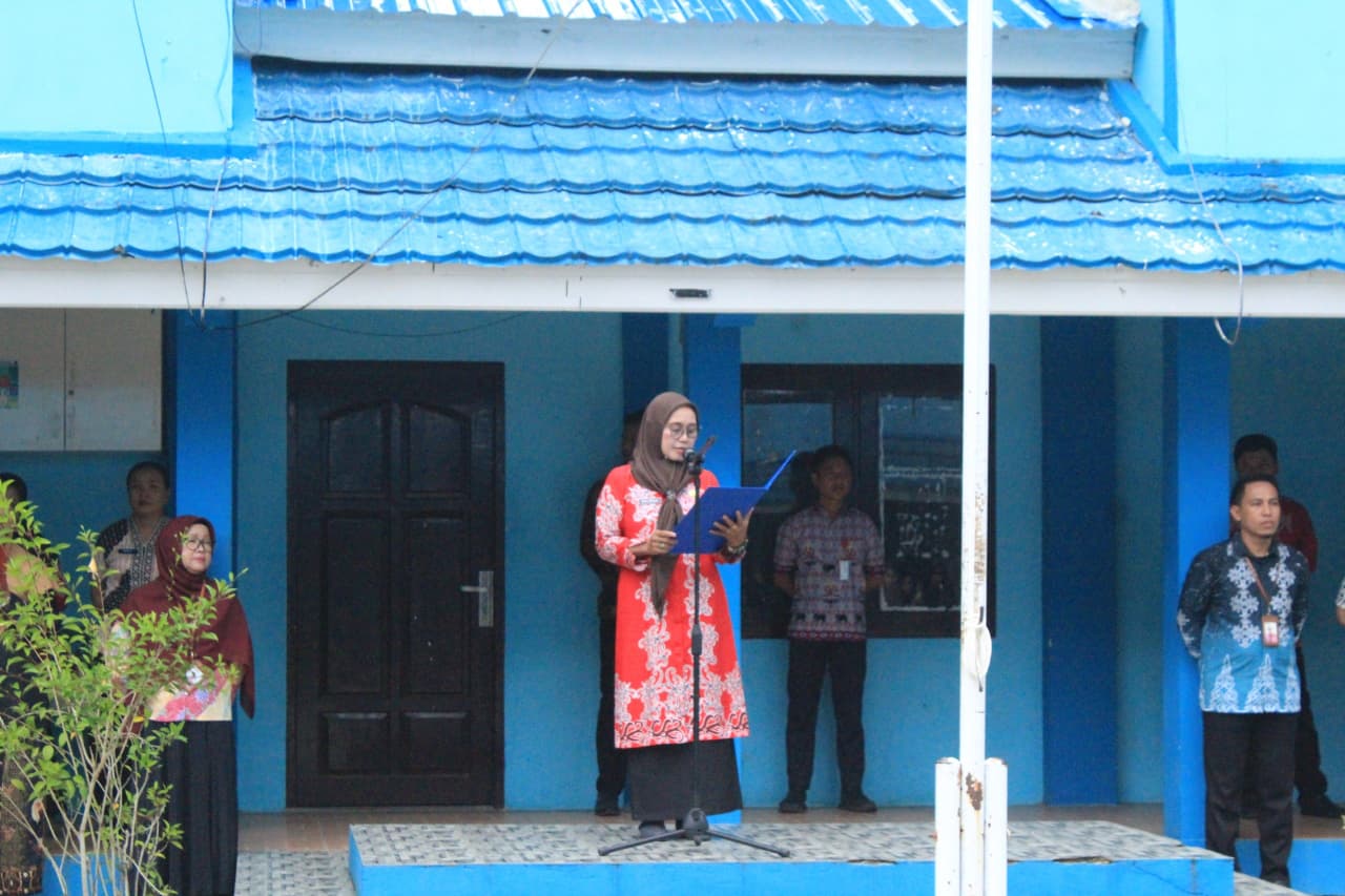 Pembina Upacara Dra. Najmah menyampaikan amanat