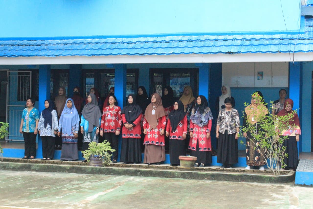 Barisan guru dan tenaga kependidikan perempuan