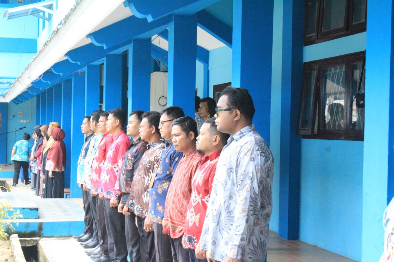 Barisan guru dan tenaga kependidikan laki-laki
