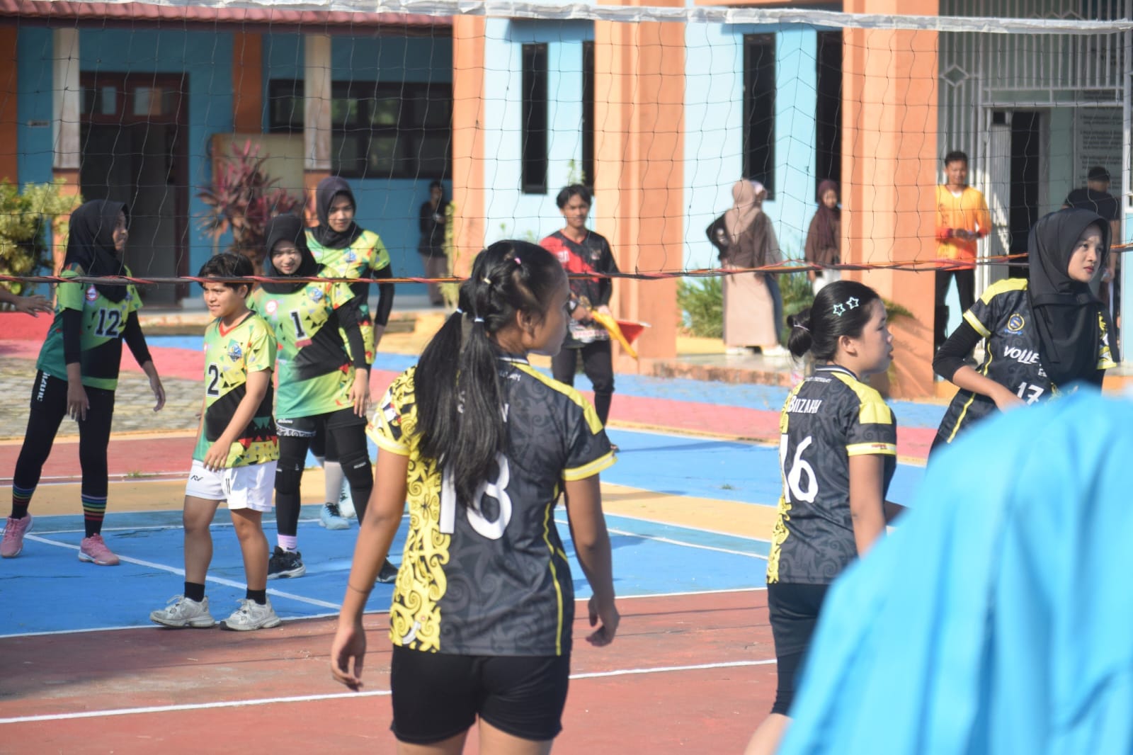 Pertandingan voli sedang berlangsung