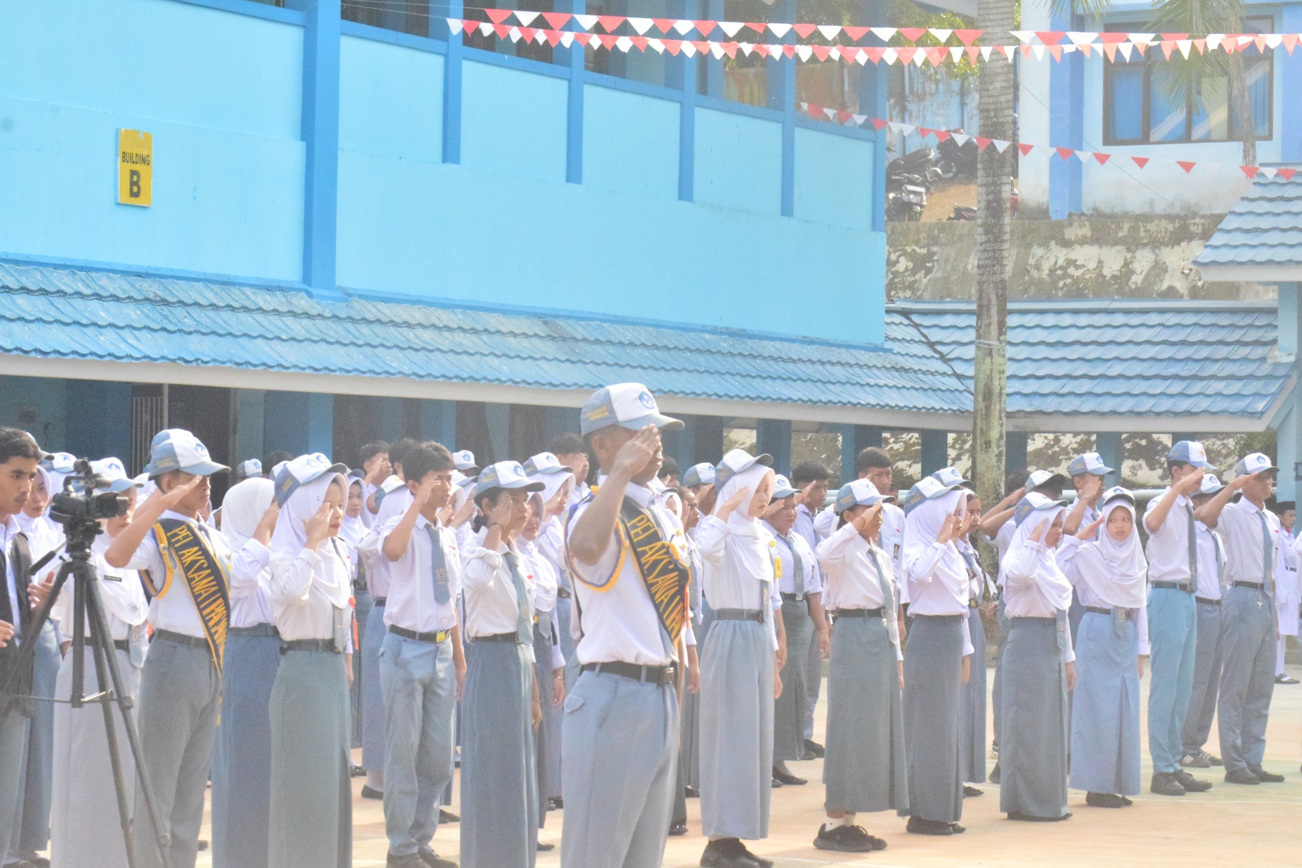 Siswa mengikuti upacara bendera