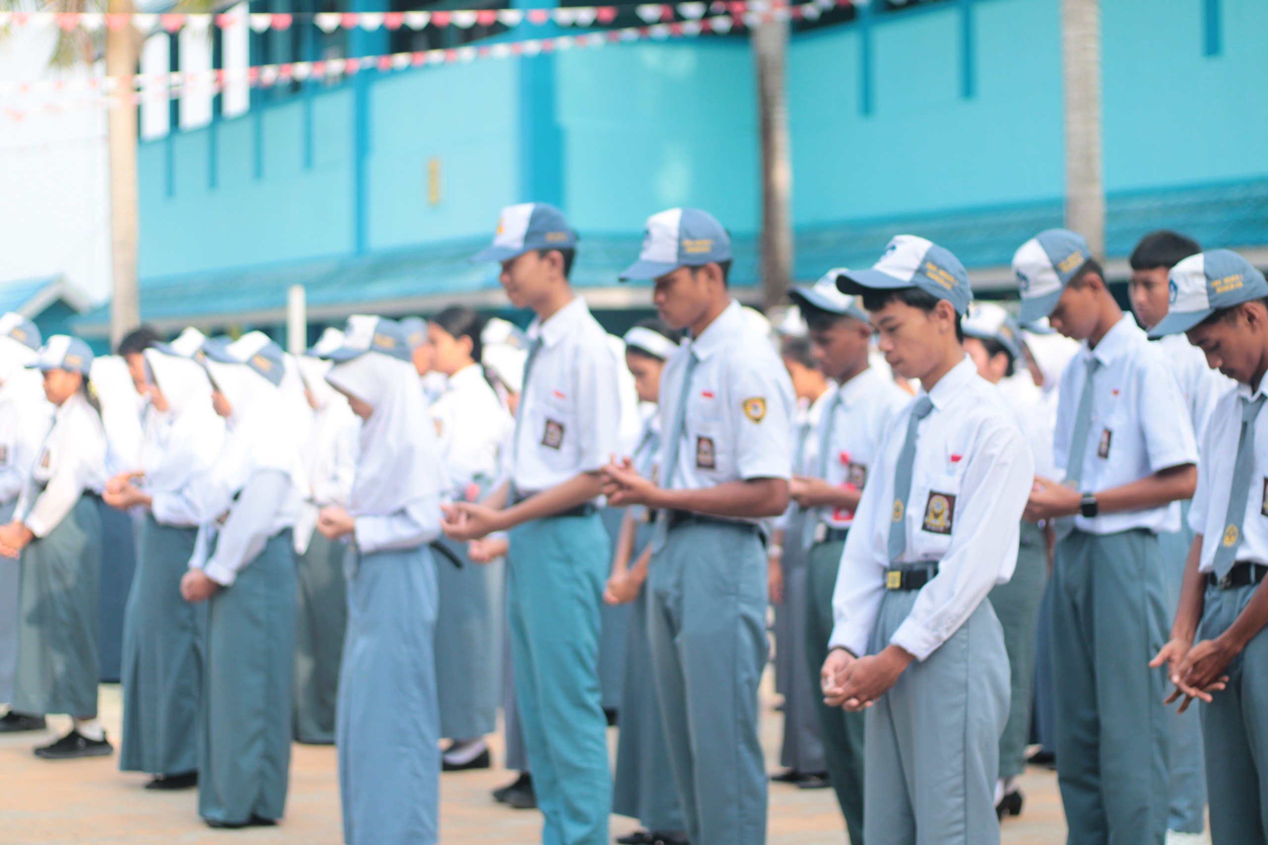 Guru dan siswa hormat bendera