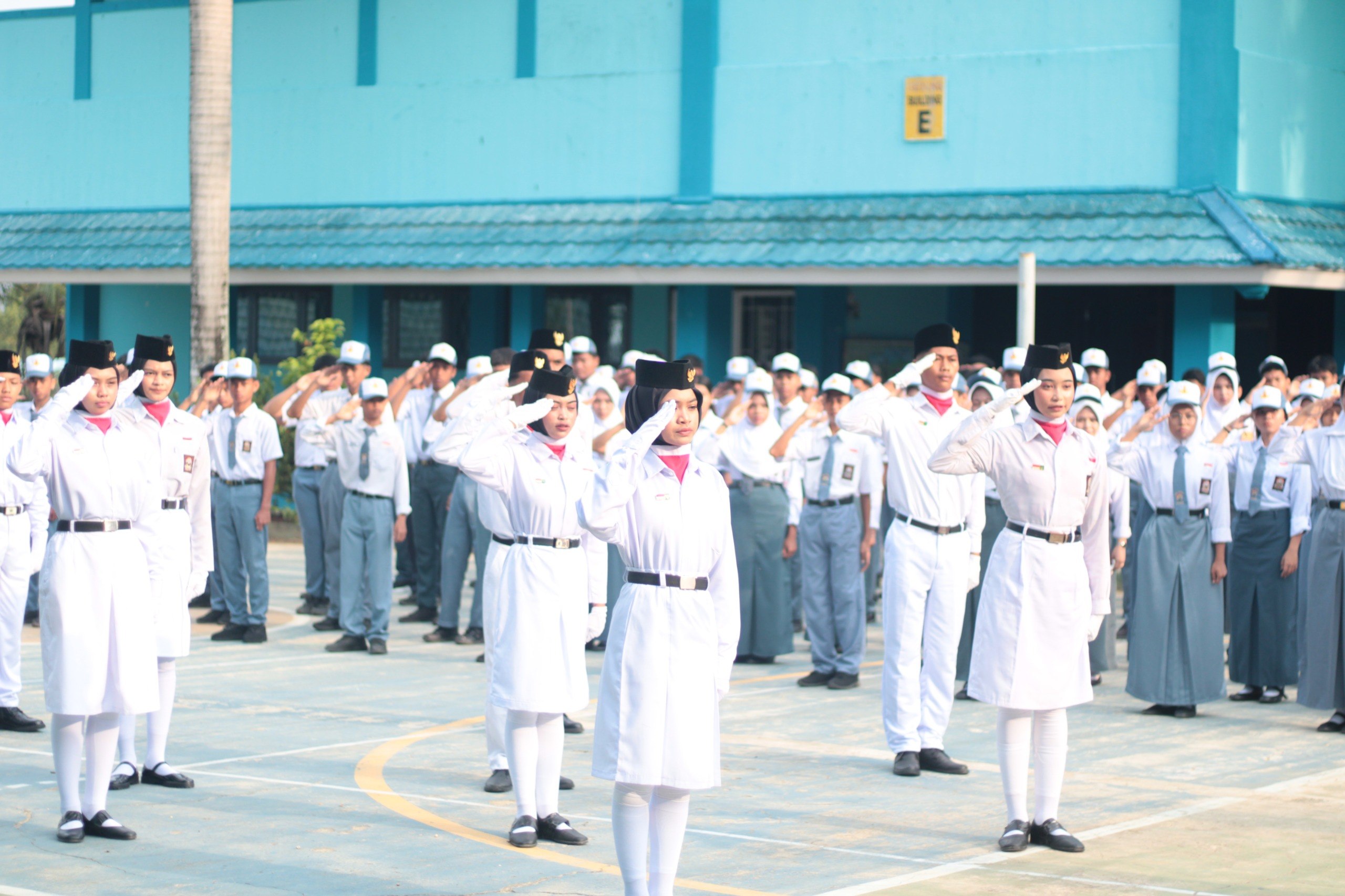 Guru dan siswa hormat bendera