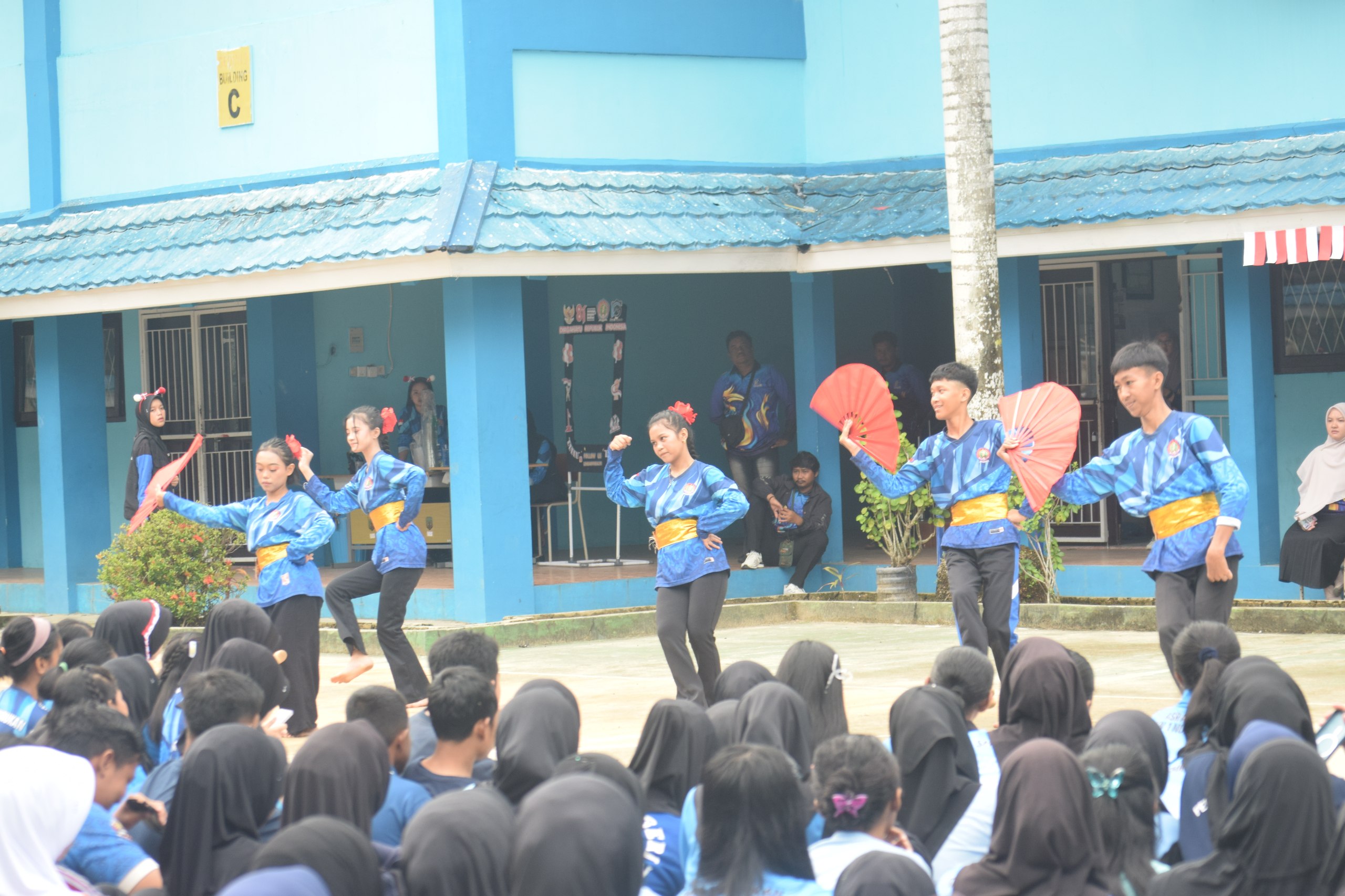 Siswa tampil di panggung