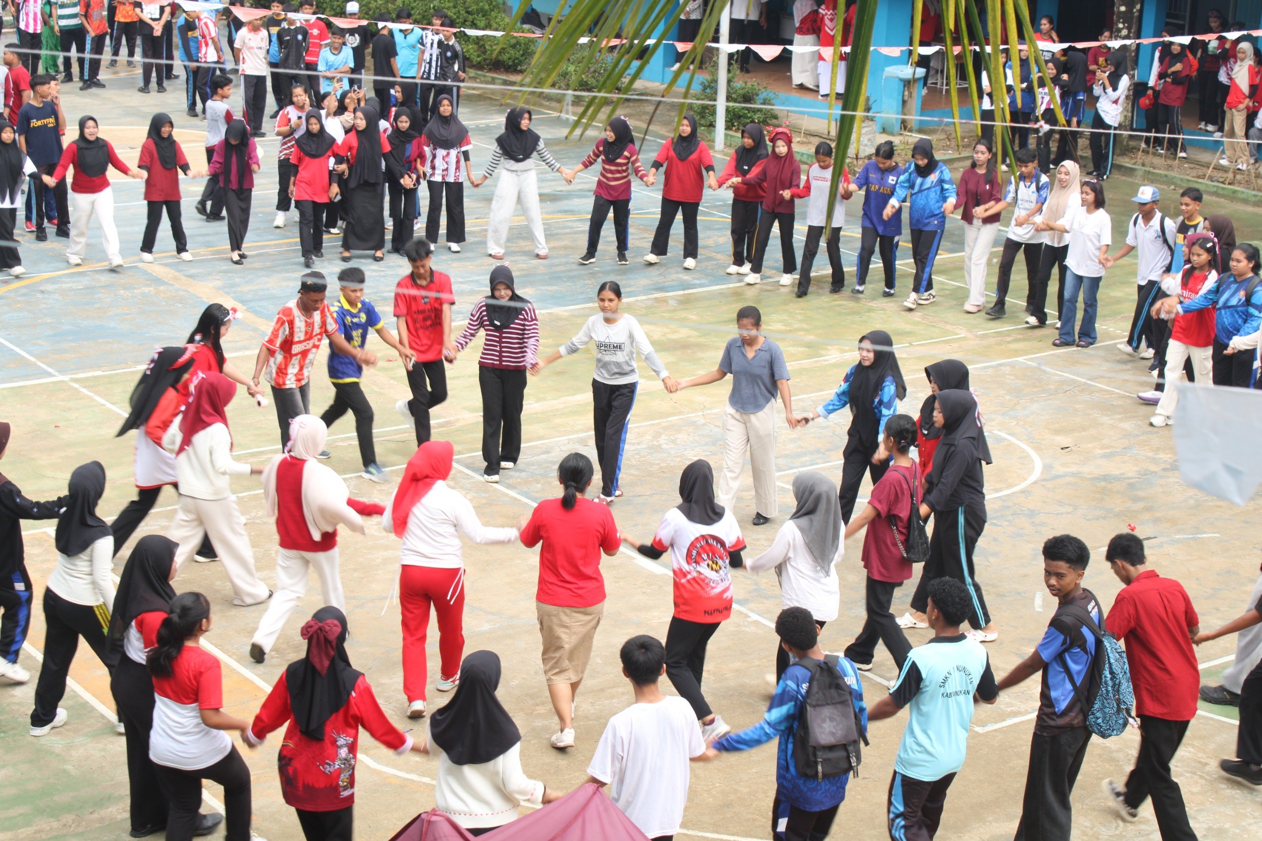 Wali kelas menyemangati murid