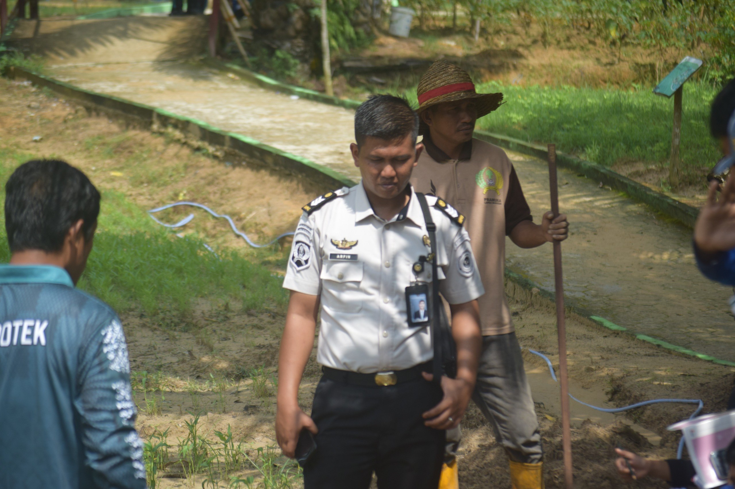 Kegiatan observasi murid ATPH di kebun SEALANUKA