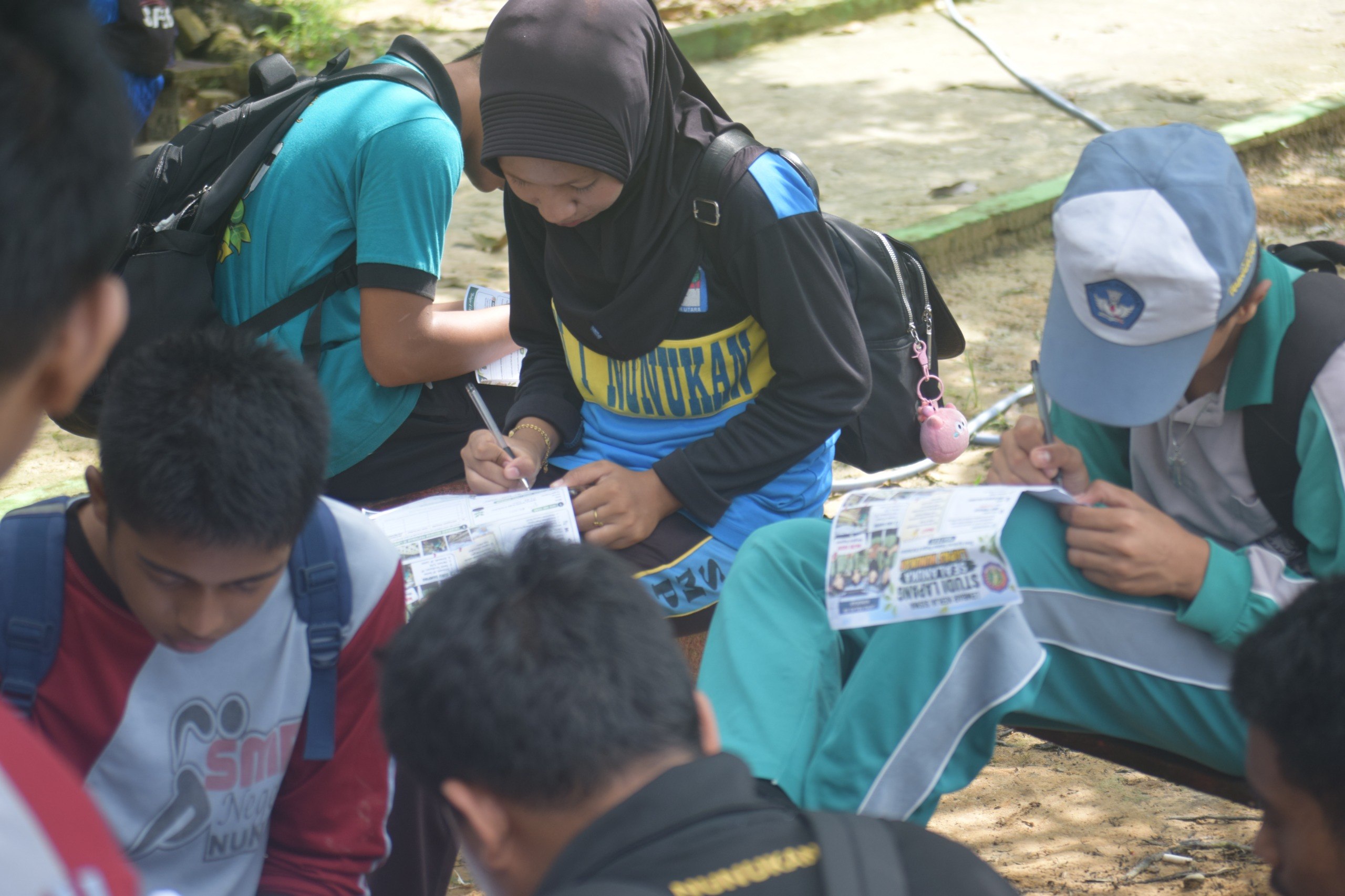 Murid ATPH mengisi Lembar Kerja Peserta Didik saat observasi lapangan