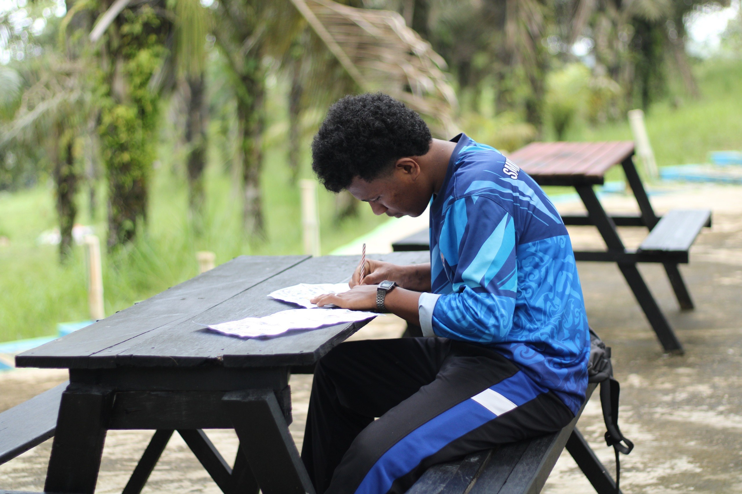 Murid mengamati budidaya sayuran di kebun SEALANUKA