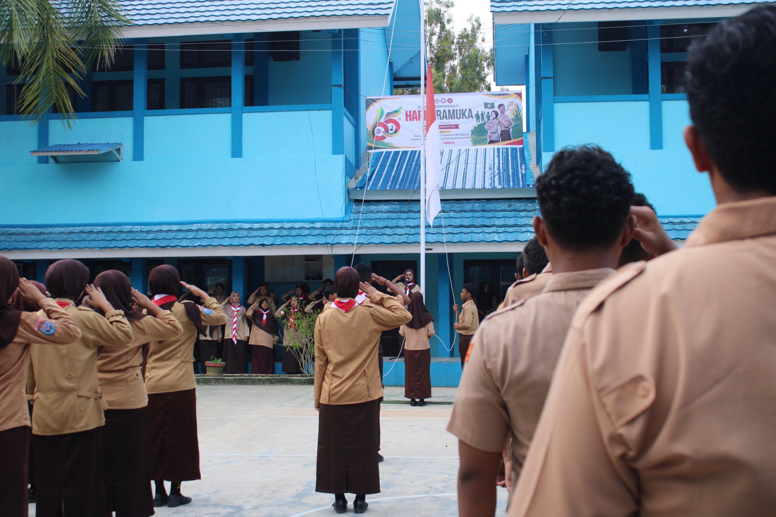 Murid khidmat mengikuti upacara