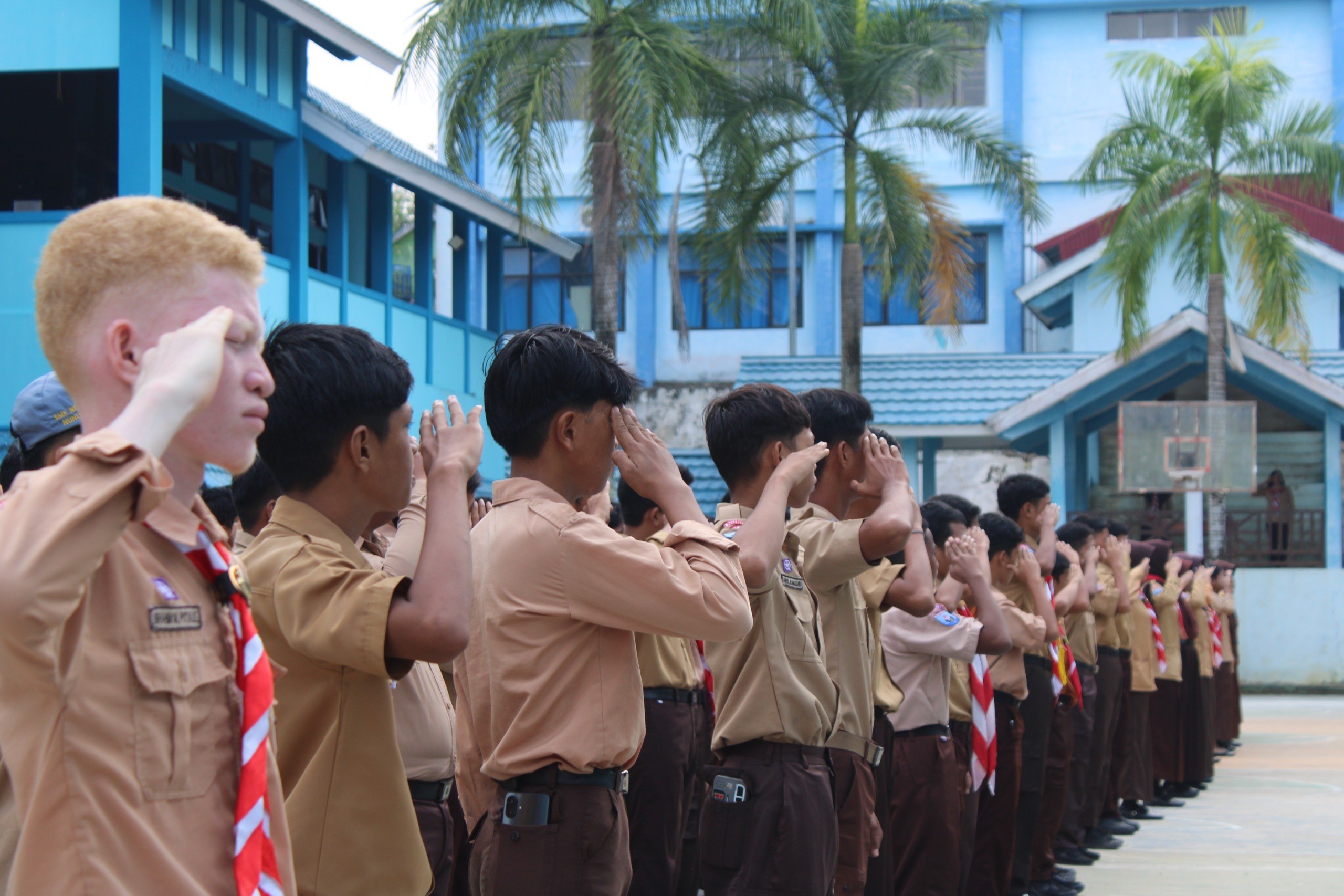 Murid khidmat mengikuti upacara
