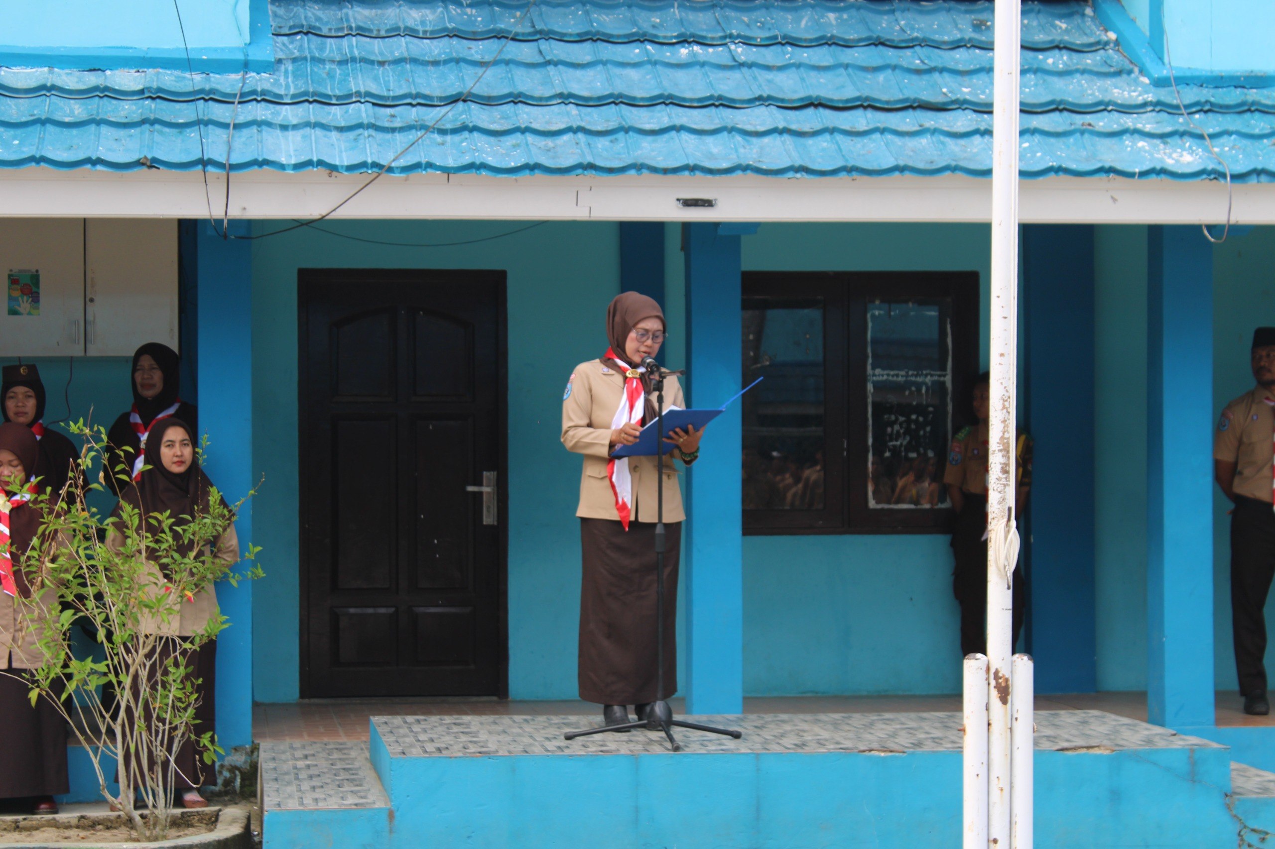 Dra. Najmah menyampaikan amanat