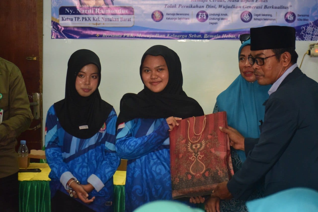 Shalsa Fitri dan Nur Fadillah Putri, dua siswi SMKN 1 Nunukan yang terpilih sebagai penanya terbaik