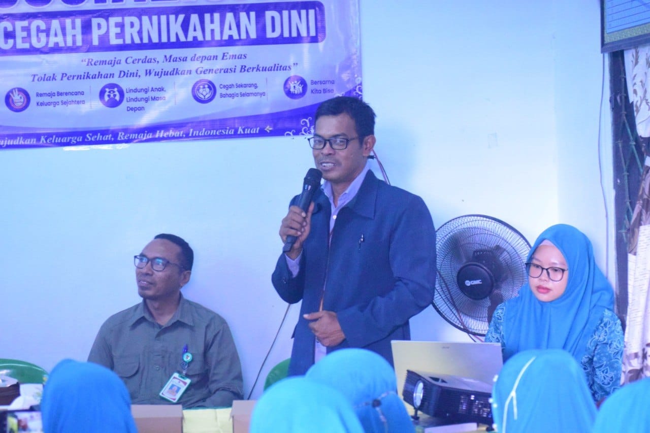 Narasumber menyampaikan materi dalam sosialisasi pencegahan pernikahan dini