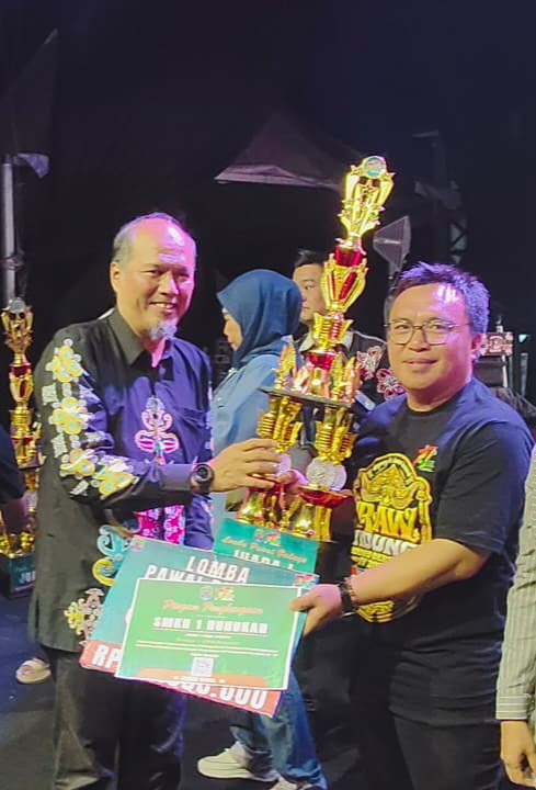 Penyerahan piala Juara 1 Pawai Budaya kepada SMKN 1 Nunukan