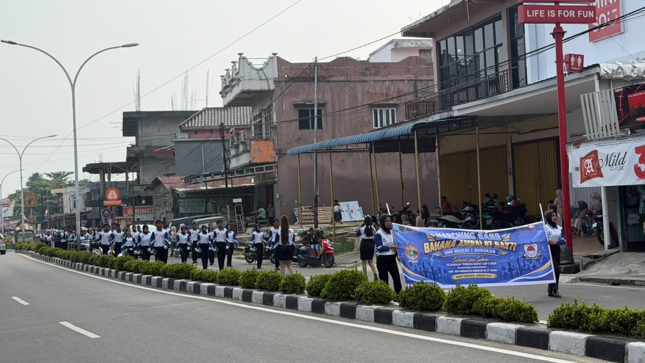 Semangat siswa Bahana Ambalat Sakti saat berjalan di lomba
