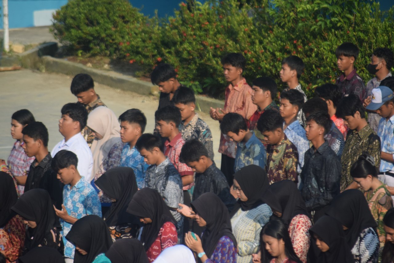 Peserta didik SMK Negeri 1 Nunukan berbaris saat upacara
