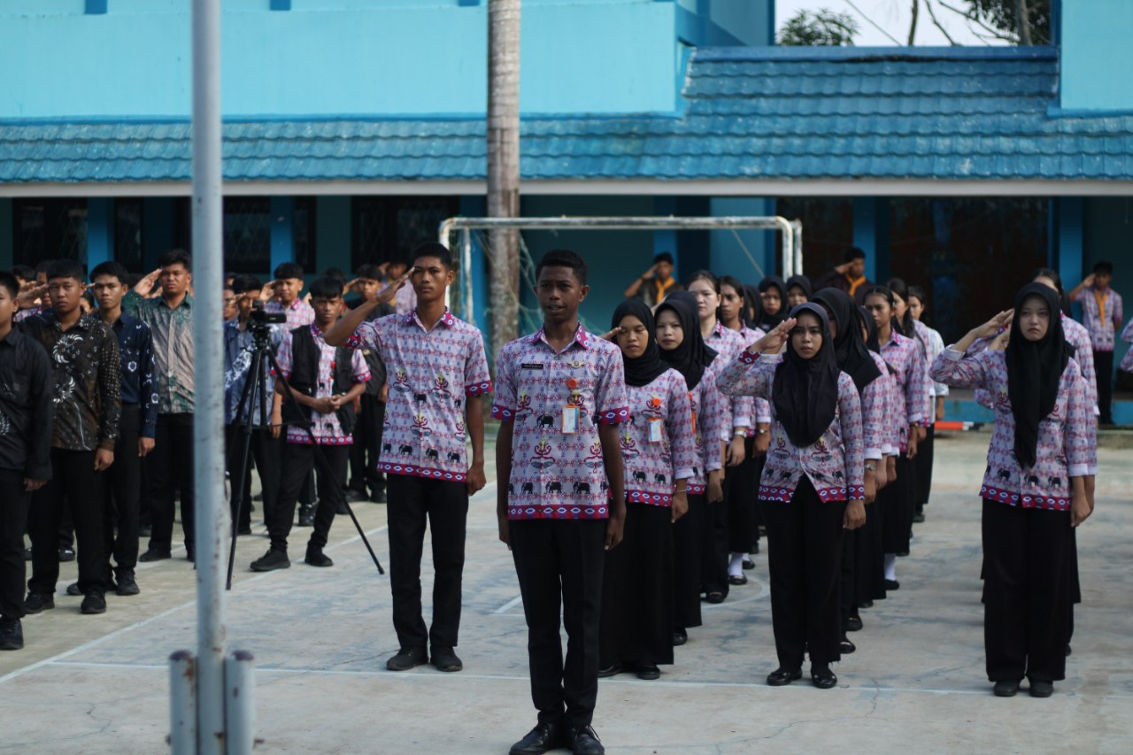 Barisan peserta didik SMK Negeri 1 Nunukan mengikuti upacara