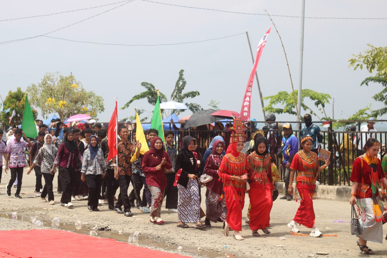 Peserta pawai SMKN 1 Nunukan di Jalan Lingkar Nunukan